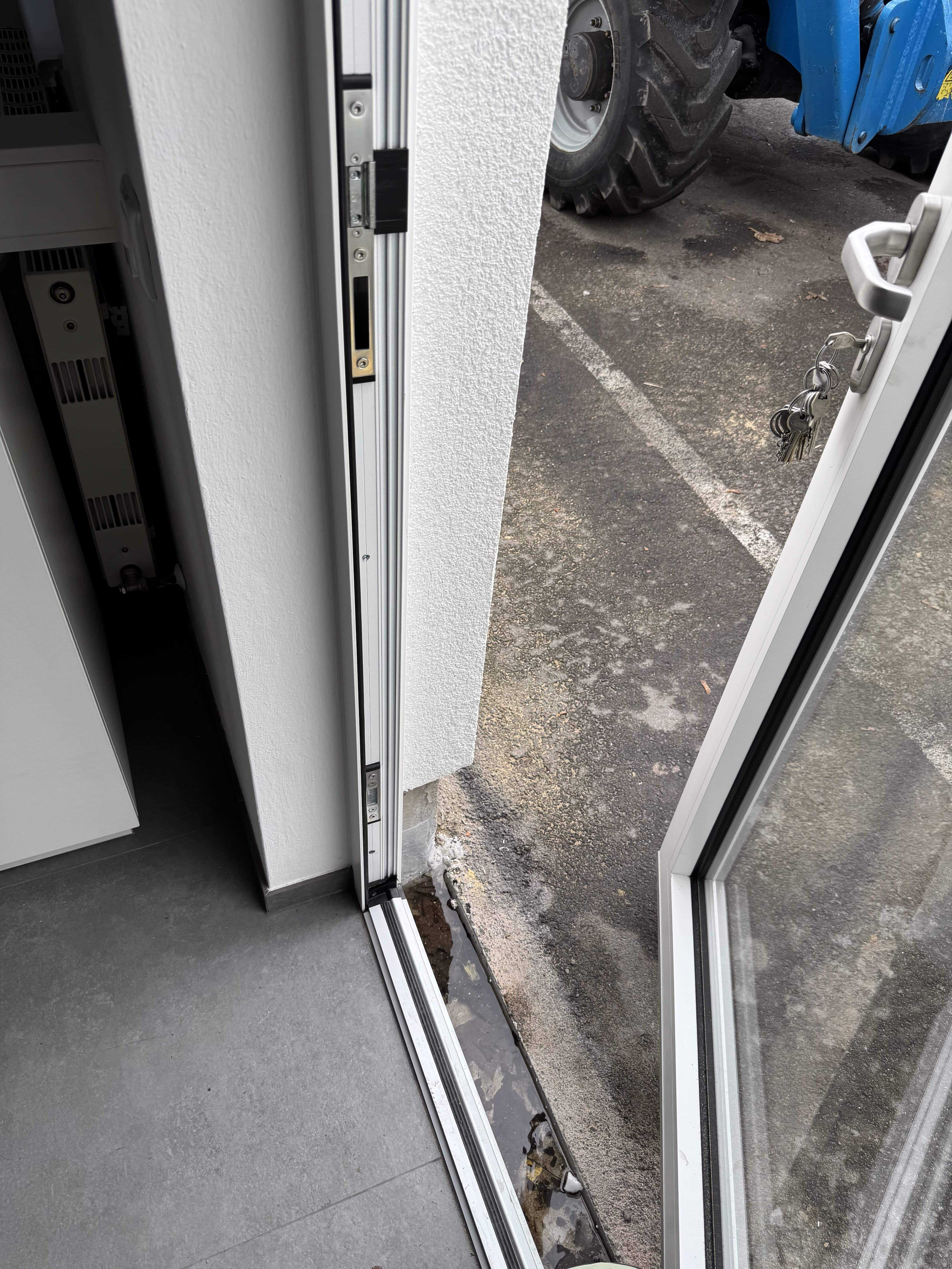 Nebeneingangstüre in Aluminium - Farbe weiß für Firma