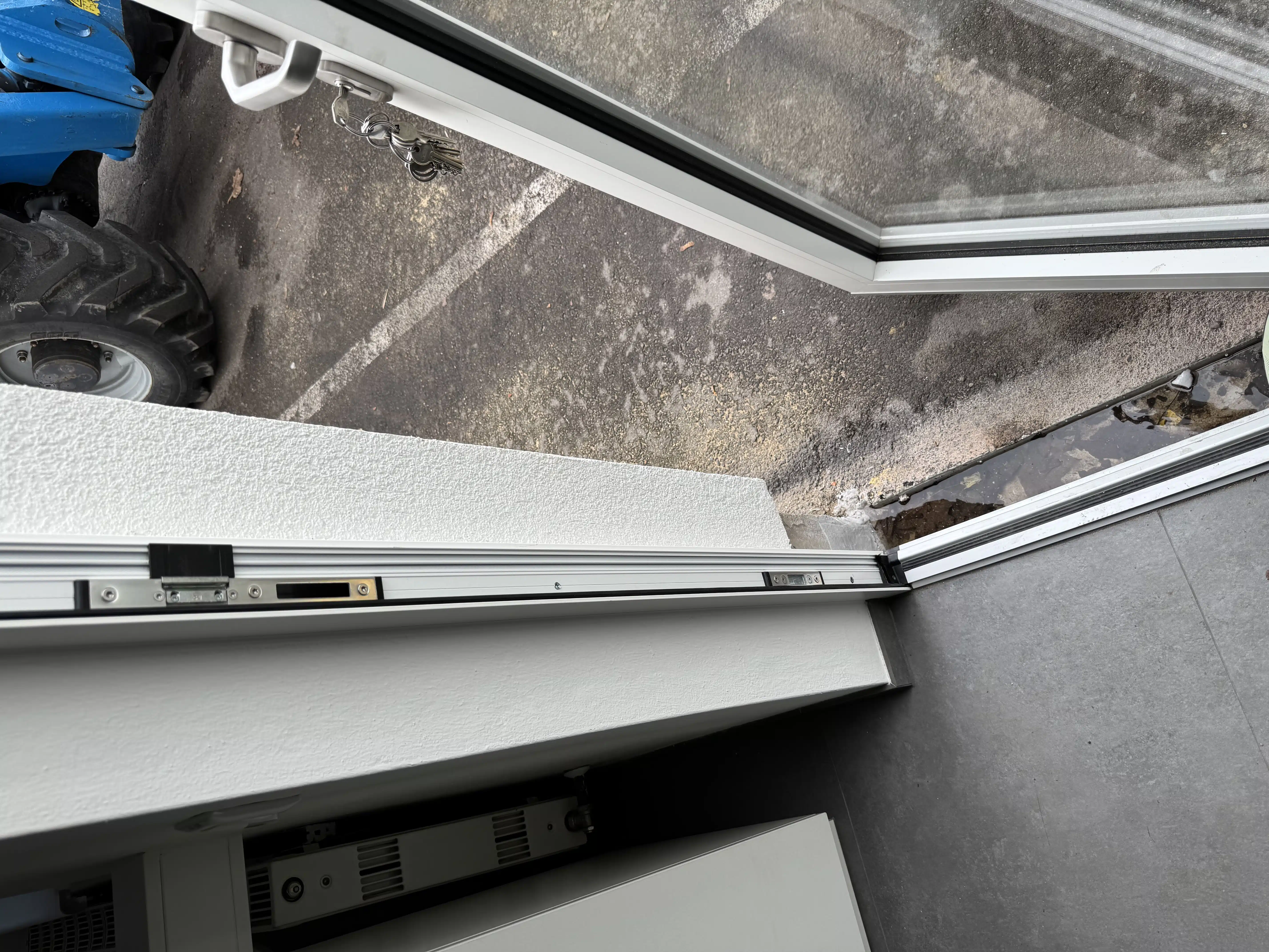 Nebeneingangstüre in Aluminium - Farbe weiß für Firma