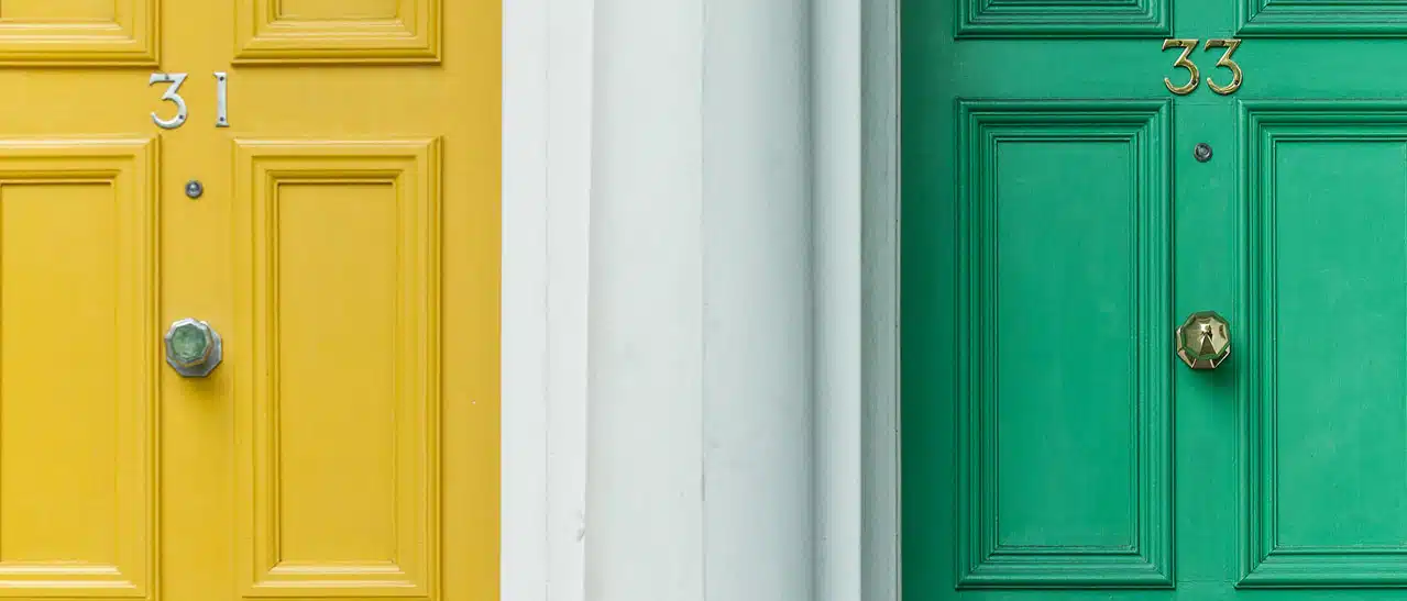 Gelb und grüne Nebeneingangstüren in klassischem Design zeigen Vielfalt.