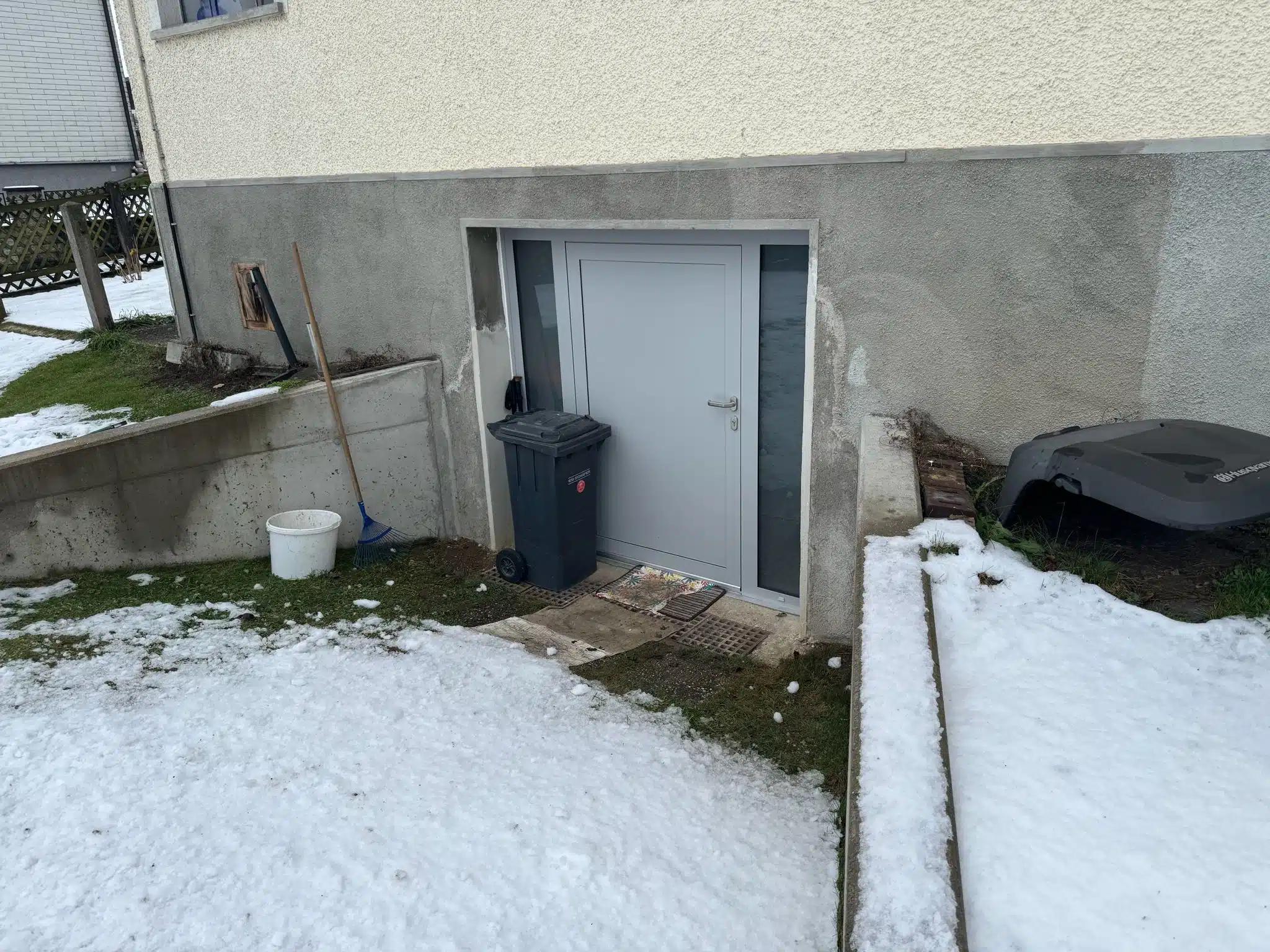 Nebeneingangstüre mit Seitenteilen