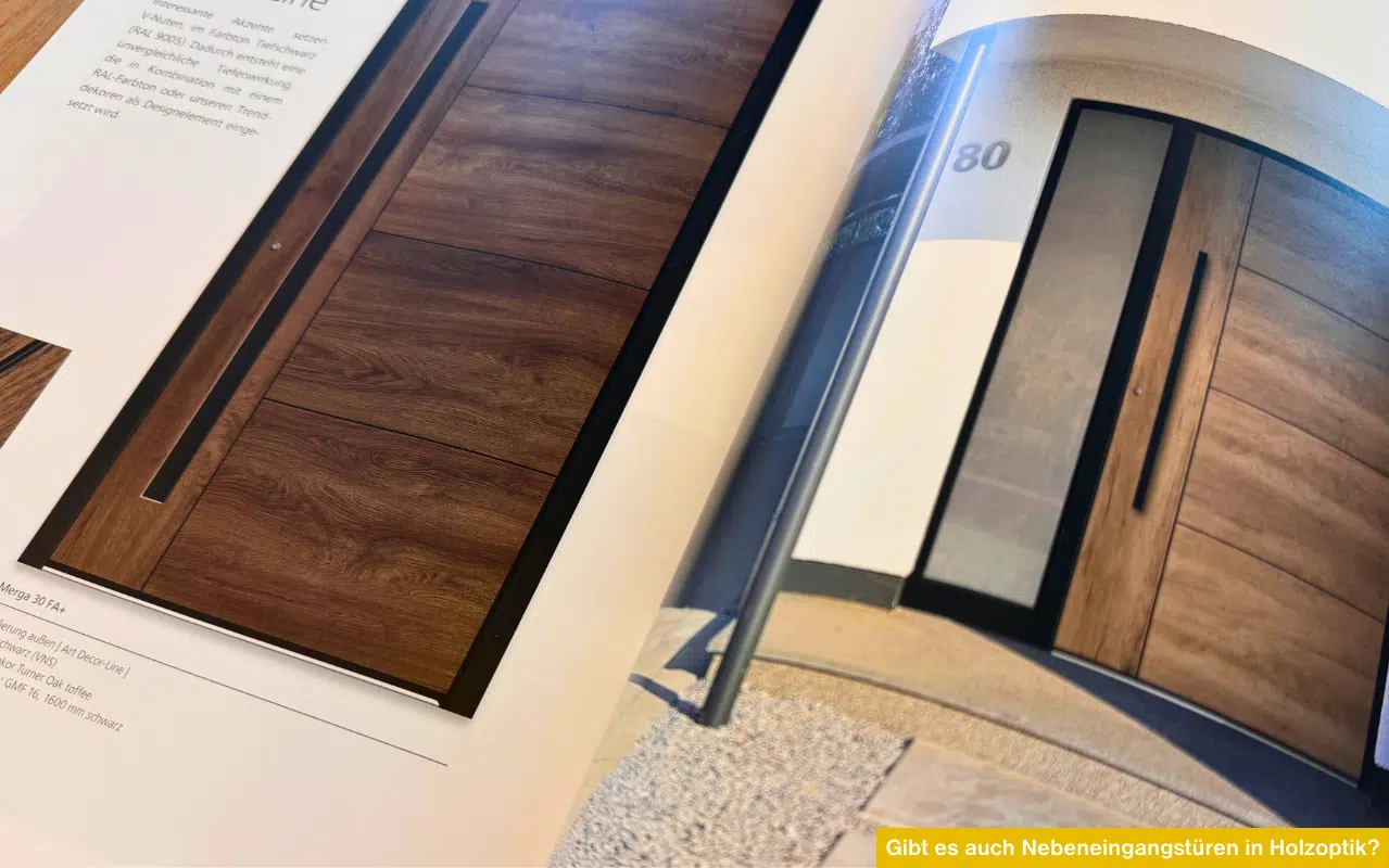 Ein aufgeschlagener Produktkatalog zeigt verschiedene moderne Haustürmodelle mit dunkler Holzmaserung und schwarzen Griffen.