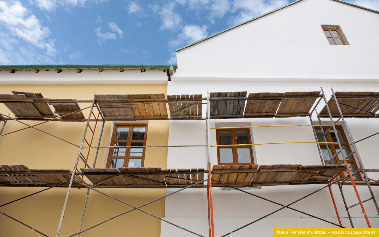 Neue Fenster im Altbau - was ist zu beachten? Fassade mit Gerüst und neuen Holzfenstern während der Sanierung eines Altbaus.