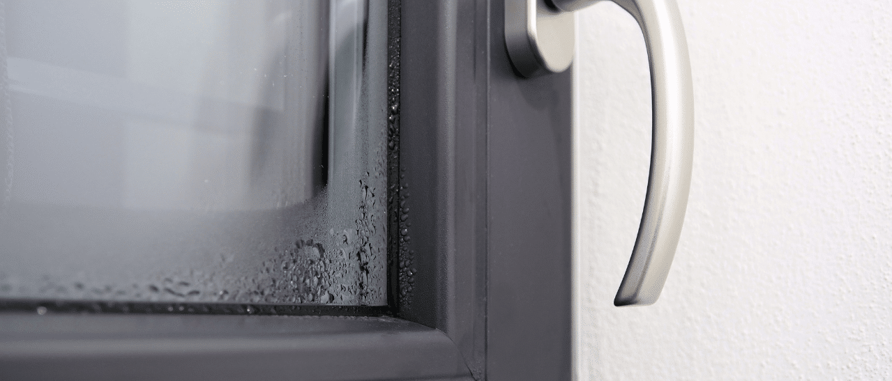 Fenster beschlagen innen: Überprüfen Sie Feuchtigkeit und Temperatur.
