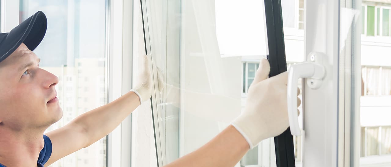 Problem mit steigenden Heizkosten - Glaser tauscht Gläser. Neue Gläser anstatt Fenstertausch können auch eine Einsparung der Heizkosten bringen