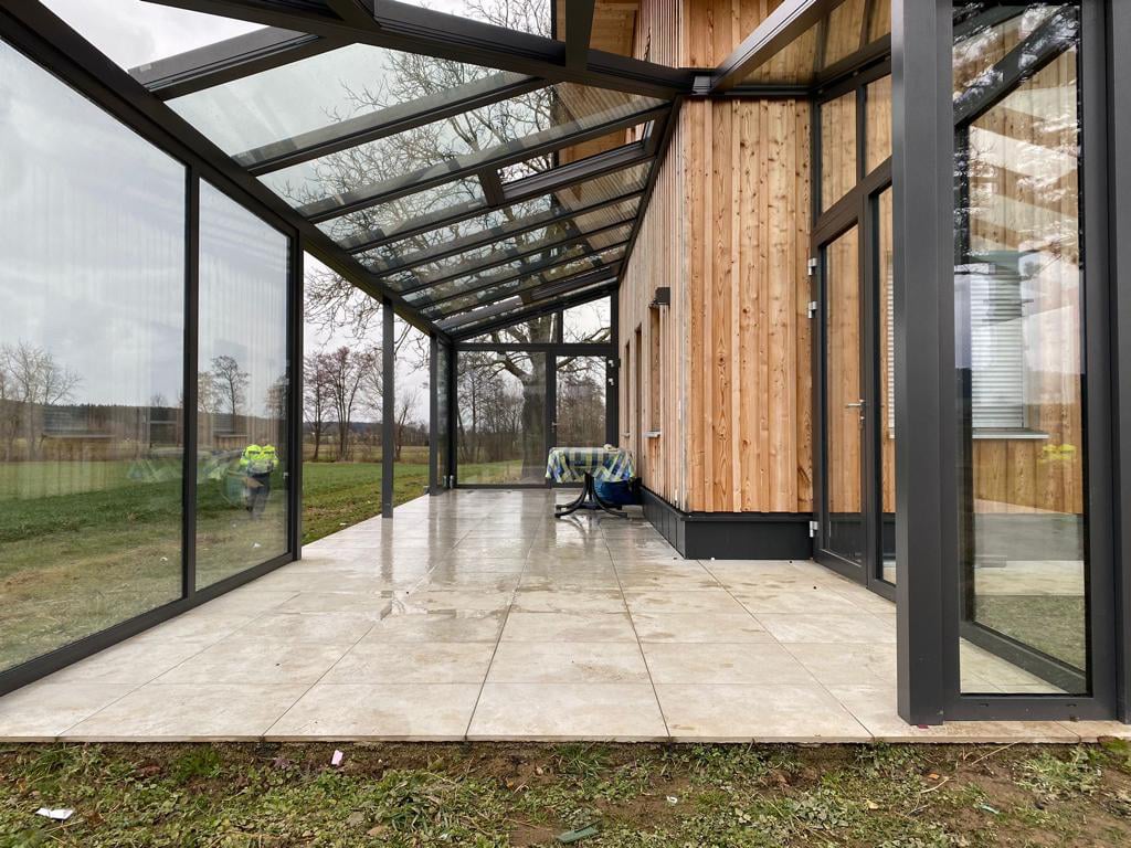 Neuer Wintergarten am Holzhaus wird angebaut