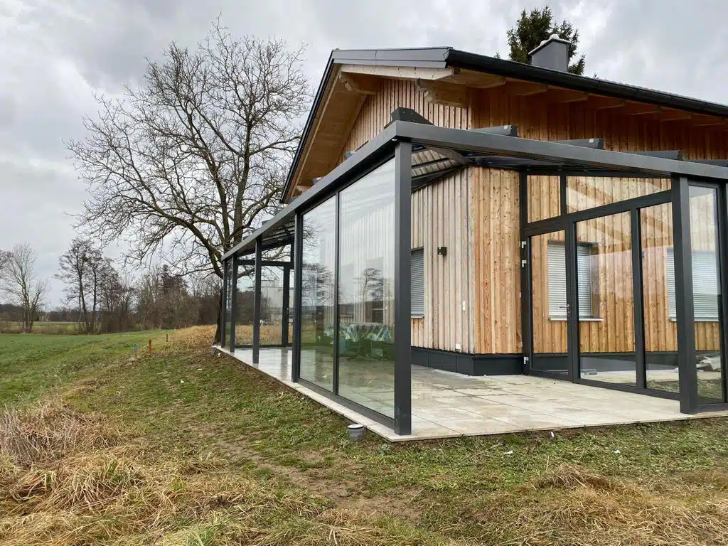 Neuer Wintergarten an Holzhaus wird angebaut