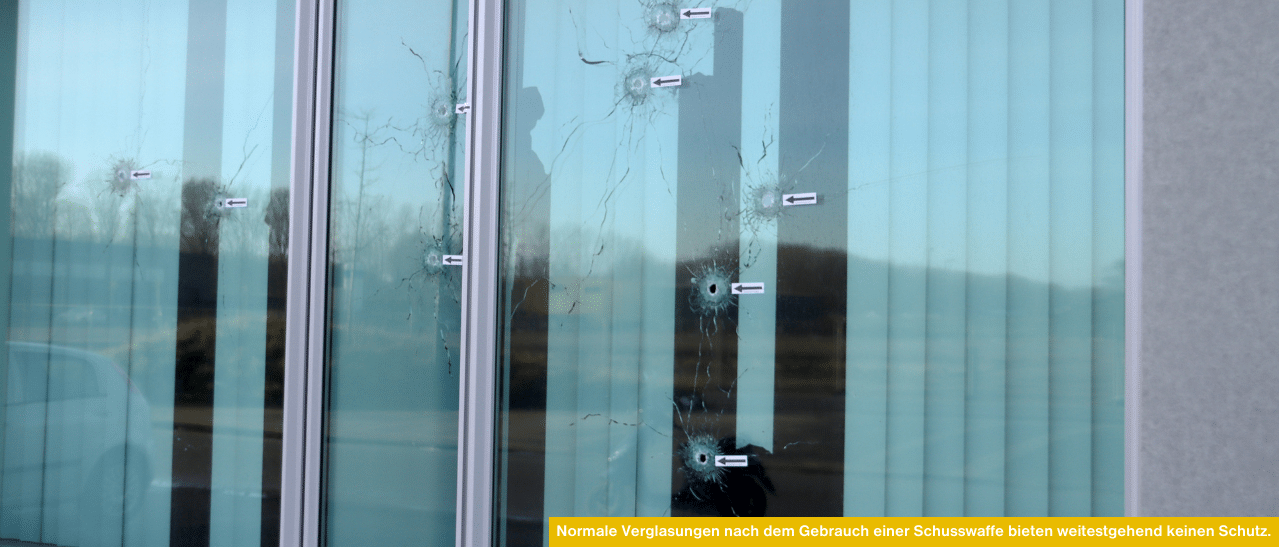 Normale Verglasungen nach dem Gebrauch einer Schusswaffe bieten nur wenig Schutz, wie man sieht. Daher lohnt sich in manchen Bereichen die Investition in durchschusshemmende Fenster und Verglasungen.