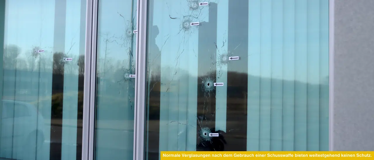 Normale Verglasungen nach dem Gebrauch einer Schusswaffe bieten nur wenig Schutz, wie man sieht. Daher lohnt sich in manchen Bereichen die Investition in durchschusshemmende Fenster und Verglasungen.