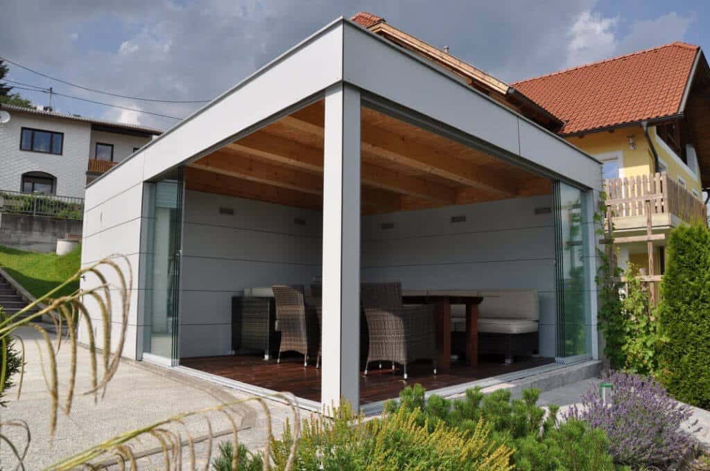 Offenes Poolhaus mit Glastüren