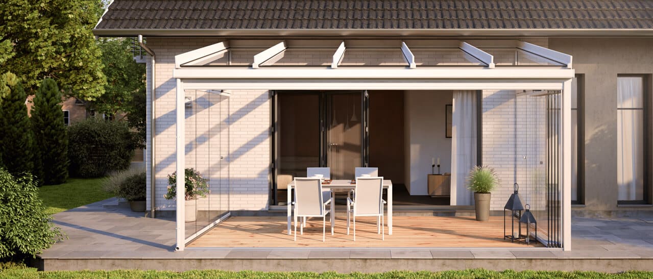 Haus mit stilvoller Terrassenüberdachung und Sitzbereich im Garten zeigt Vorteile Terrassenüberdachung.