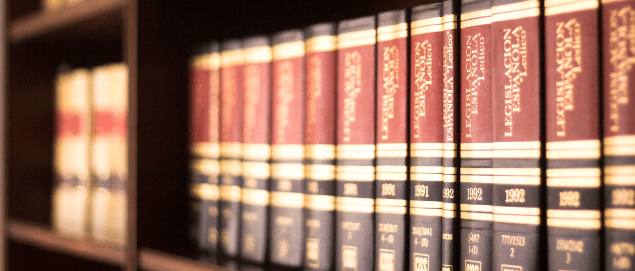 Was steht im Gesetz? Verschiedene Gesetzesbücher aneinandergereiht, sollen Auskunft geben.