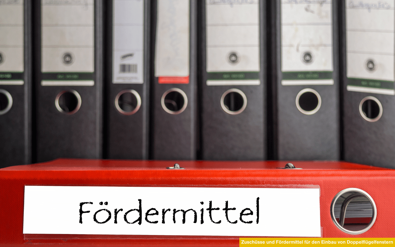 Ordner mit Aufschrift Fördermittel symbolisieren Zuschüsse und Fördermittel für den Einbau von Fenstern.