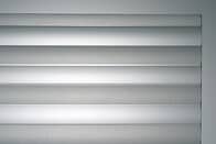 Ornamentglas Flutes sandgestrahlt in weiß: Helles Strukturglas mit gleichmäßigen Linien und stark reduzierter Durchsicht.