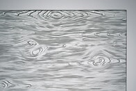 Ornamentglas Madera weiß: Weißes Ornamentglas mit deutlich sichtbarer Holzmaserung-Struktur, wirkt wie fein gemustertes Holz.