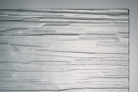 Helles Ornamentglas - Name Niagara weiß - mit feinen, waagerechten Linien und leicht matter Oberfläche.