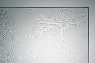 Fenster Ornamentgläser UADI weiß mit zarter Linienstruktur für Bad, WC und private Wohnbereiche.