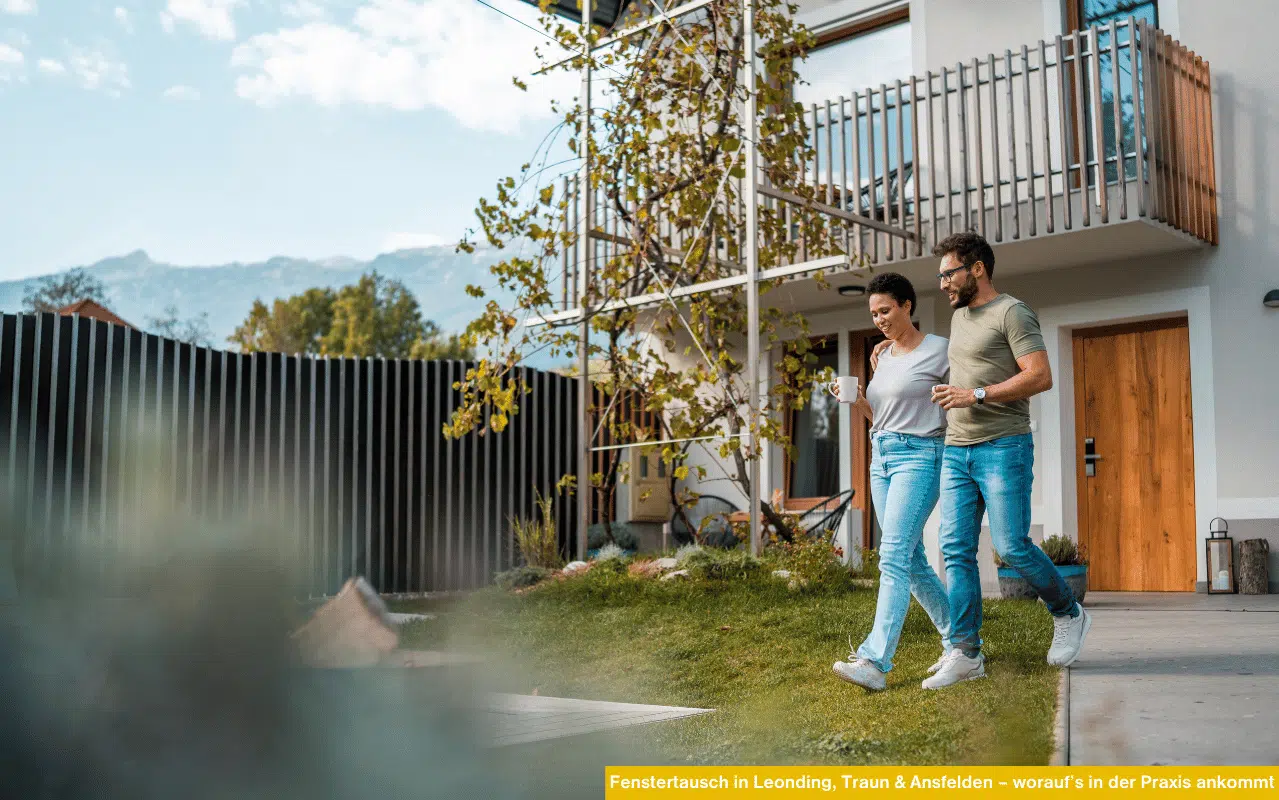 Paar spaziert vor modernem Haus als Symbolbild für Fenstertausch in Leonding, Traun & Ansfelden – worauf’s in der Praxis ankommt.