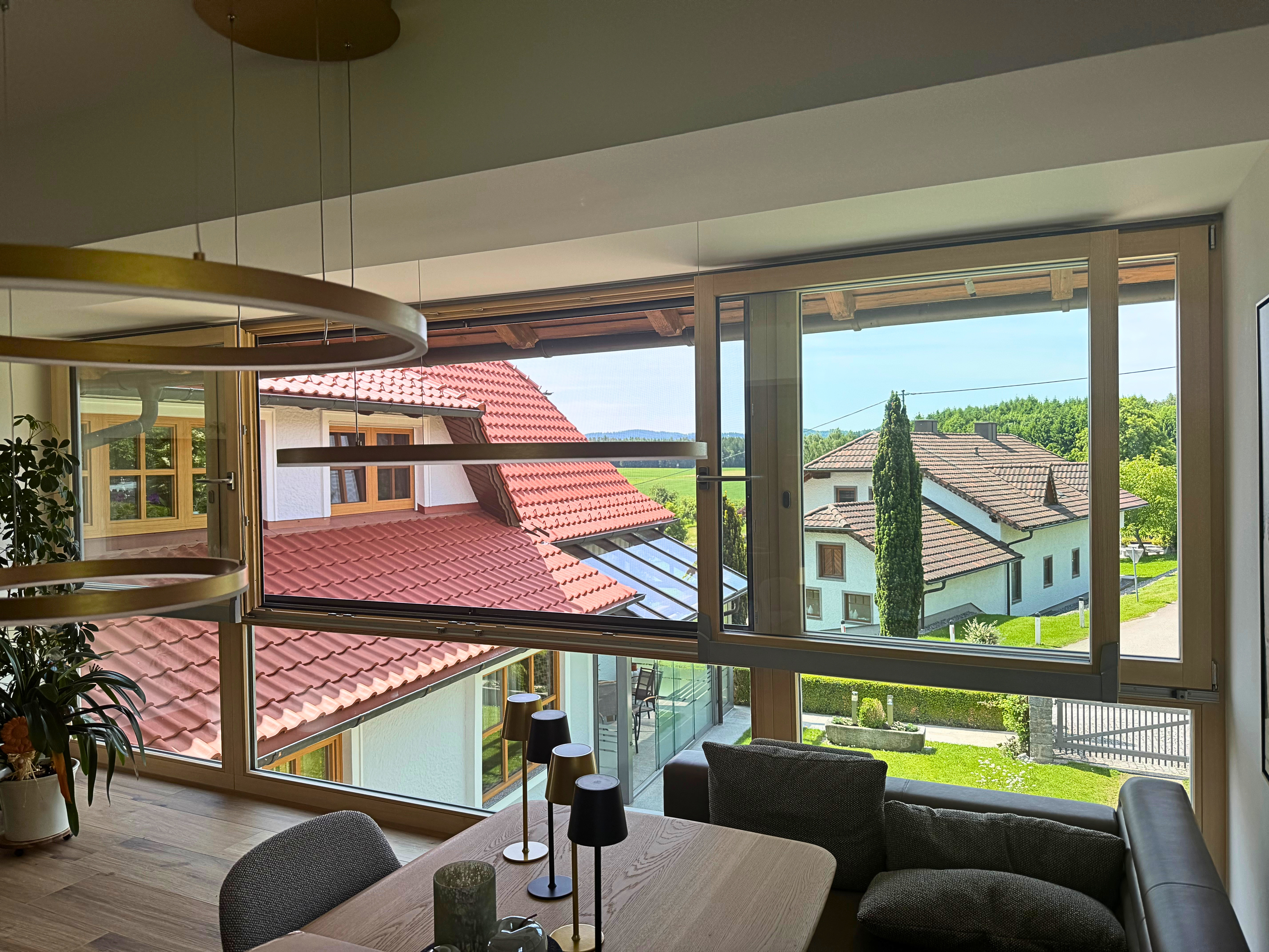 Parallel-Schiebe-Kipp-Elemente aus Holz-Alu als Balkonverbau