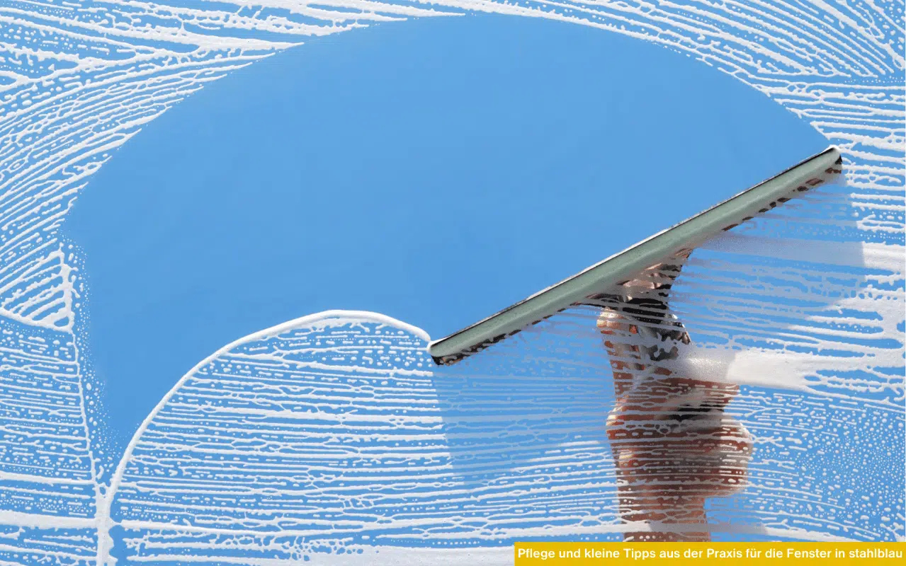 Pflege und kleine Tipps aus der Praxis für die Fenster in stahlblau zeigt Reinigung einer Glasfläche mit Abzieher und klarer Sicht nach dem Putzen