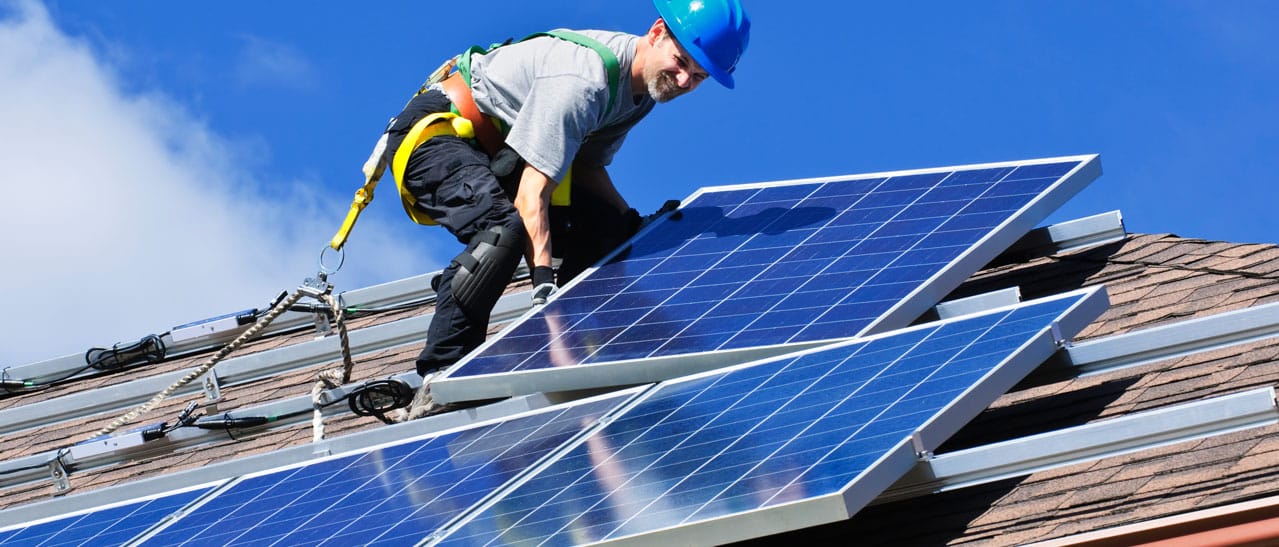 Photovoltaikanlage auf Einfamilienhaus in Österreich, ein Boom in Zeiten hoher Energiekosten. 5 einfache Tipps zum Energie- und Heizkostensparen.