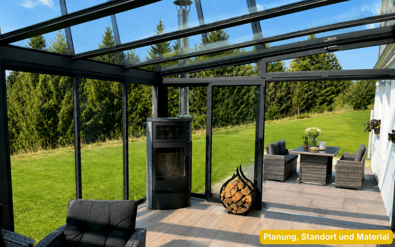 Planung, Standort und Material eines Wintergartens mit Glasdach, Aluminiumprofilen und großen Glasflächen
