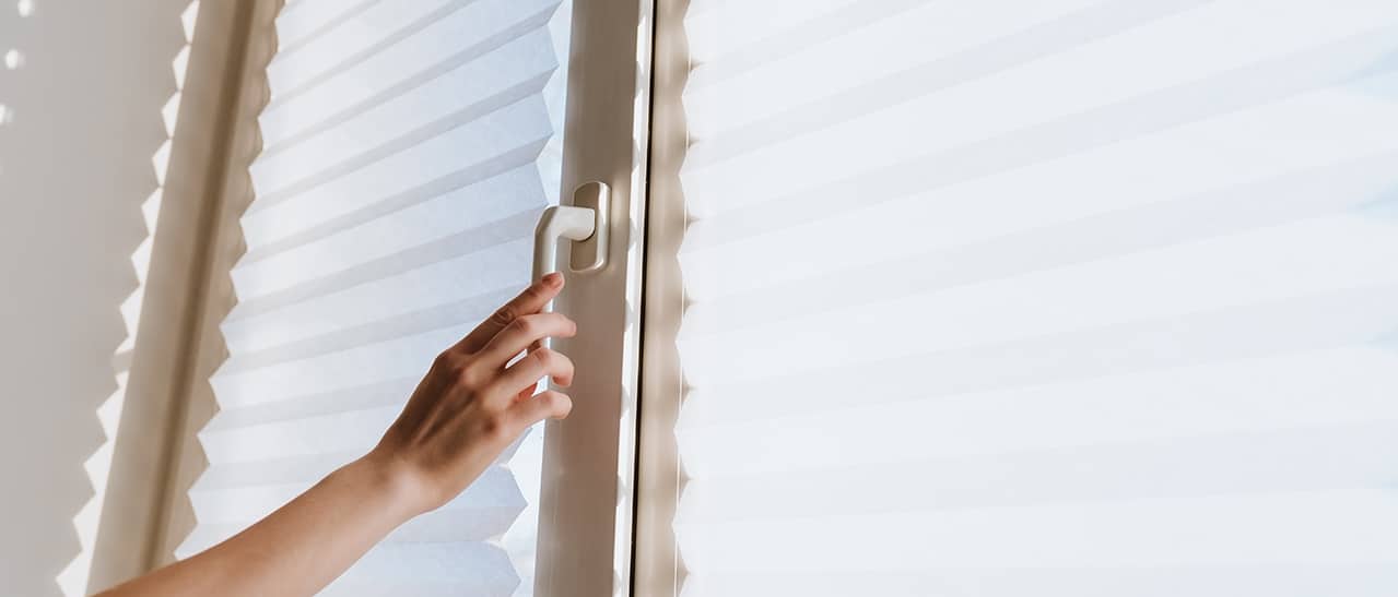 Vielseitige Plissees als Sonnenschutz für jede Fensterform. Trendstoffe setzen stilvolle Akzente, ideal für besondere Formen der Fenster.