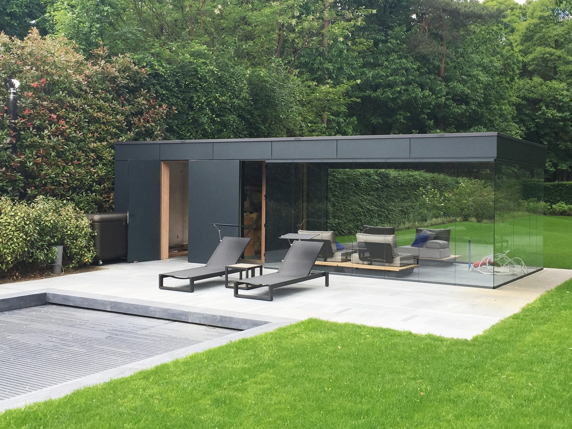 Poolhaus mit Flachdach und Glas