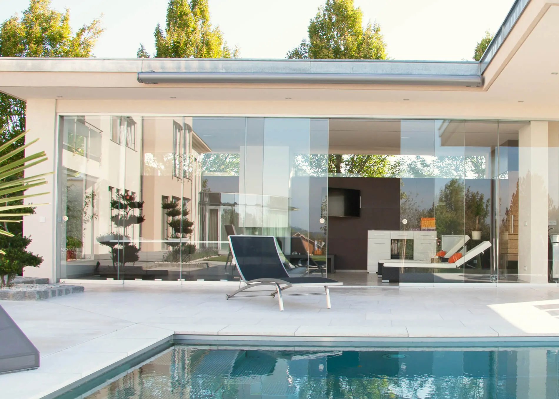 Poolhaus modern mit Glas