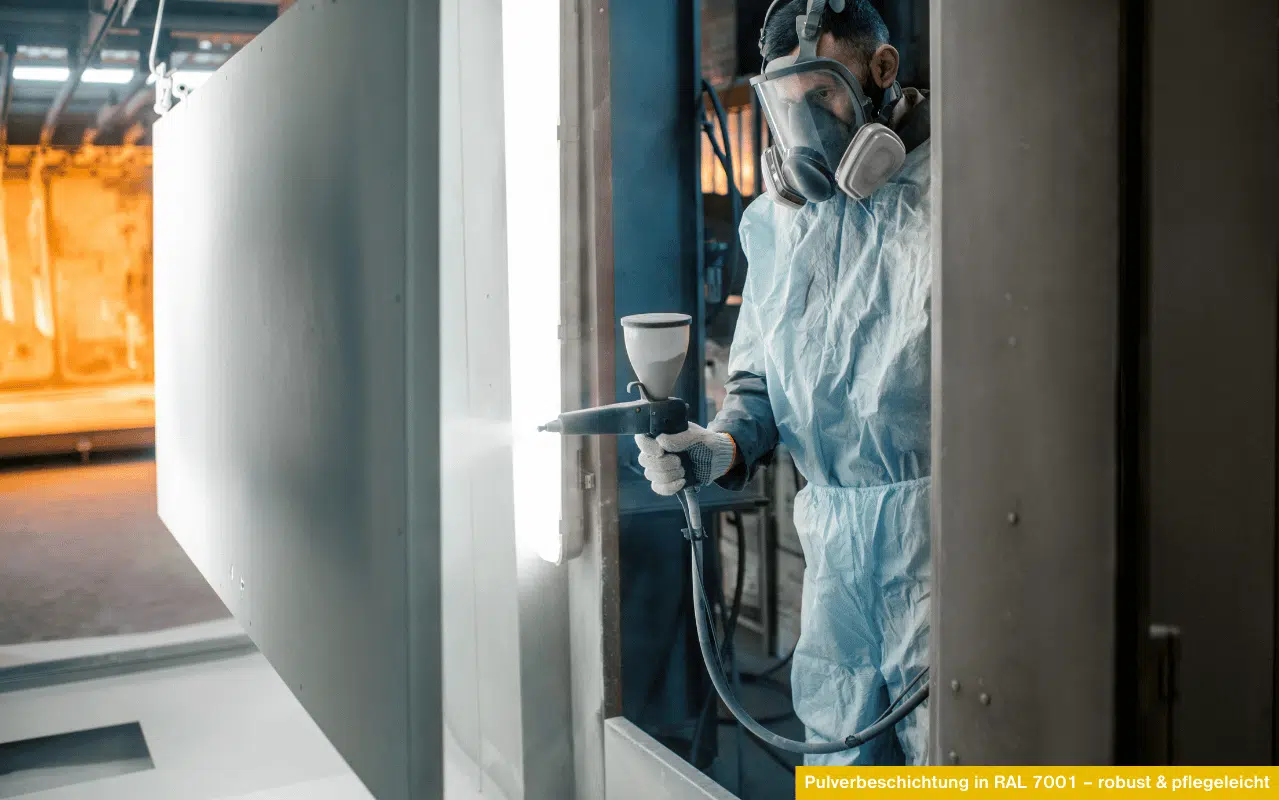 Pulverbeschichtung in RAL 7001 – robust & pflegeleicht Lackierer beschichtet Aluprofil in Kabine