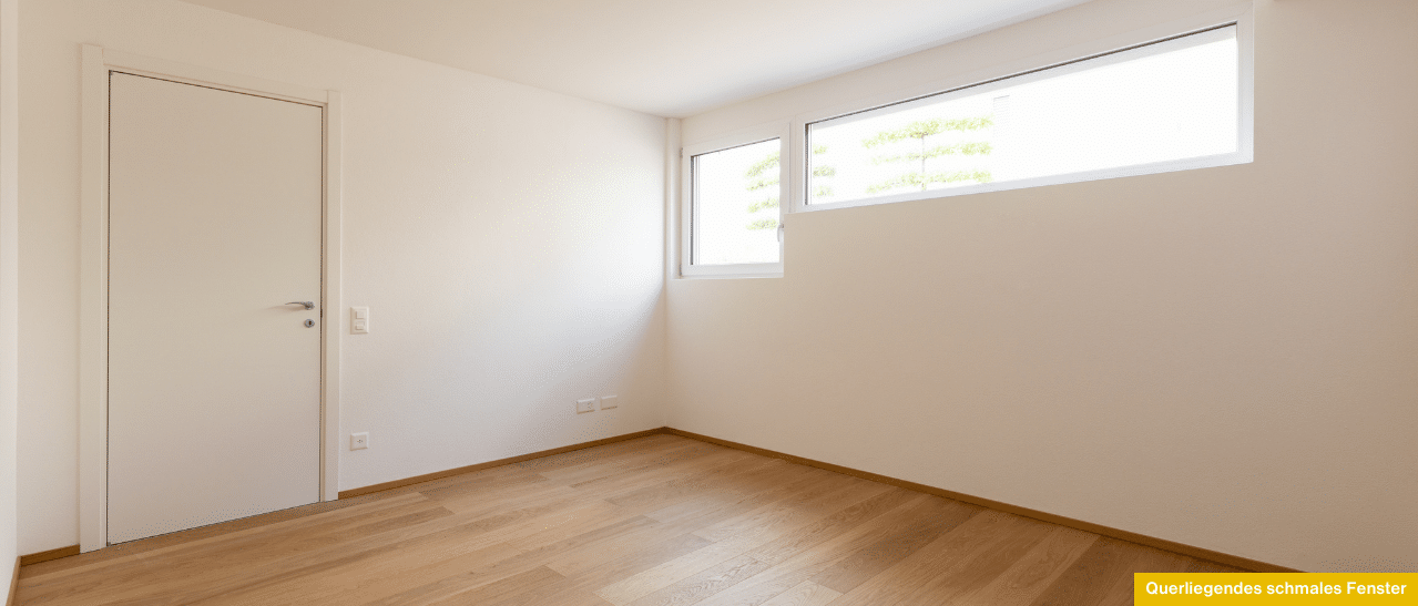 Querliegendes schmales Fenster in einer sanierten Wohnung mit hohem Lichteinfall und eleganter Raumwirkung.