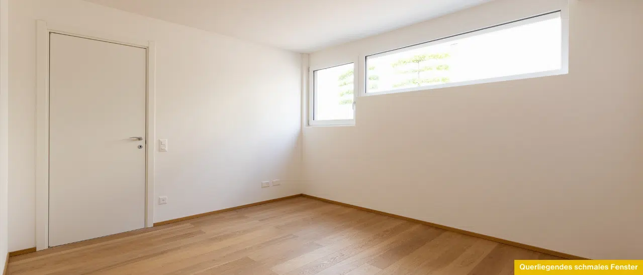 Querliegendes schmales Fenster in einer sanierten Wohnung mit hohem Lichteinfall und eleganter Raumwirkung.