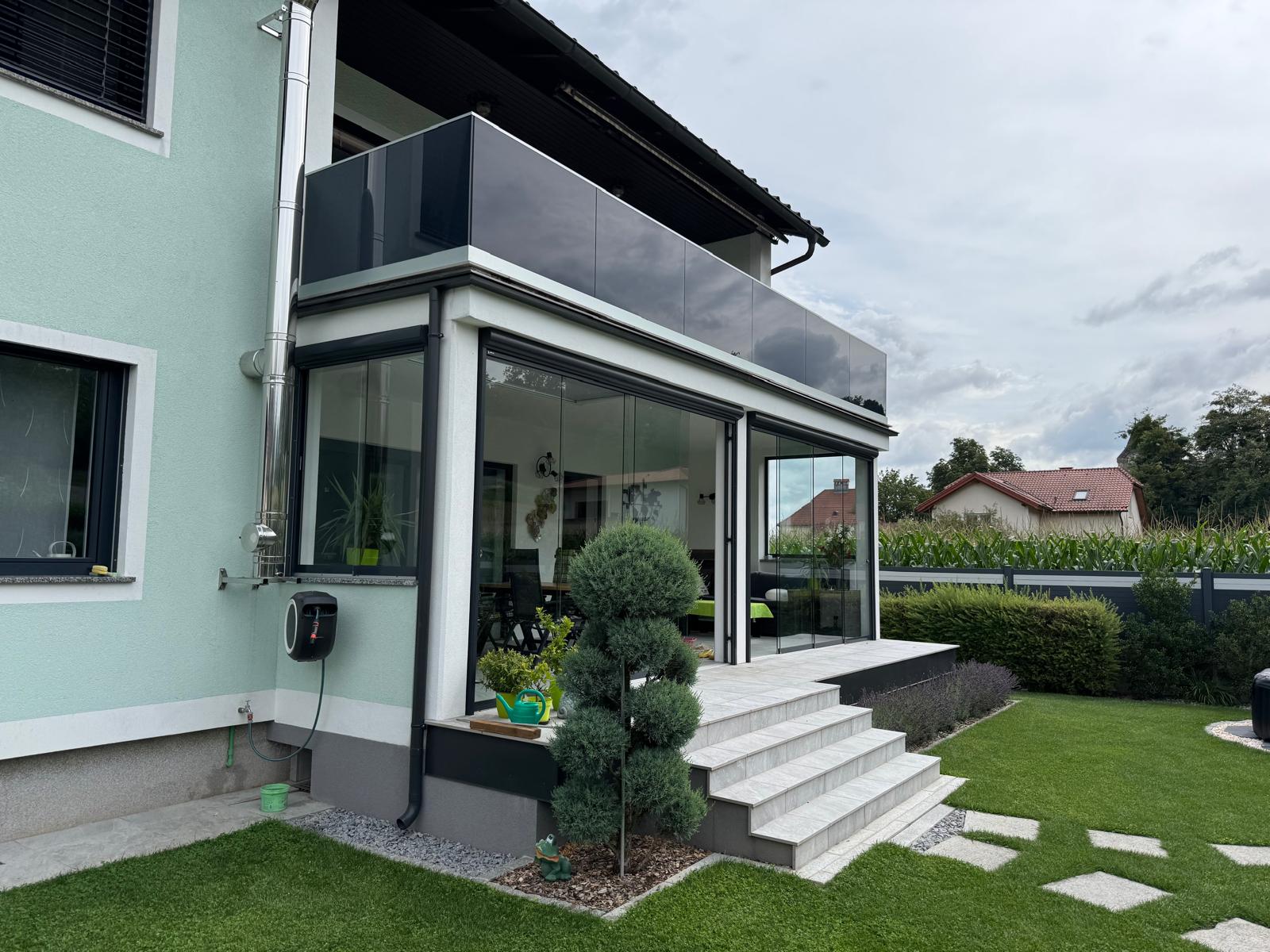 Rahmenlose Terrassenverglasung mit optimalem Lichteinfall