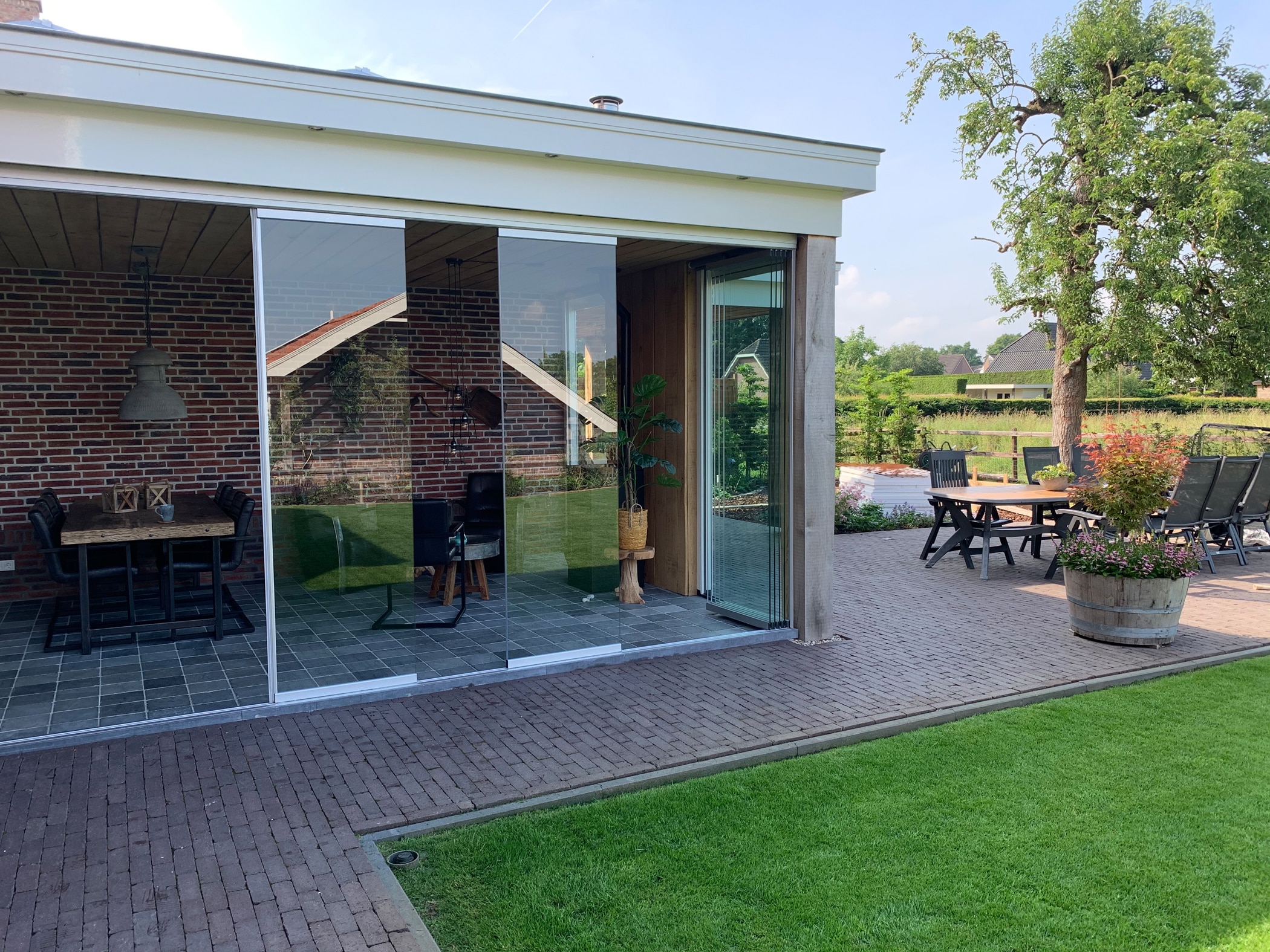 Rahmenlose ungedämmte Verglasungssystem Sunflex SF 25