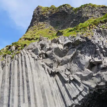 Basaltgestein steht Pate für den Farbton RAL 7012 basaltgrau – ein moderner Grauton, der bei Fenstern für eine elegante, zeitlose Optik sorgt und an natürliche Felslandschaften erinnert.