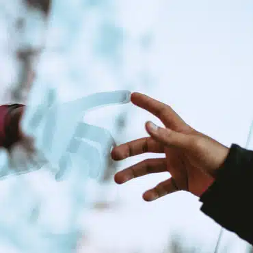 Hand prüft Mehrfachverglasung einer Balkontüre für einen hilfreichen Balkontüren Ratgeber von Fenster-Schmidinger.