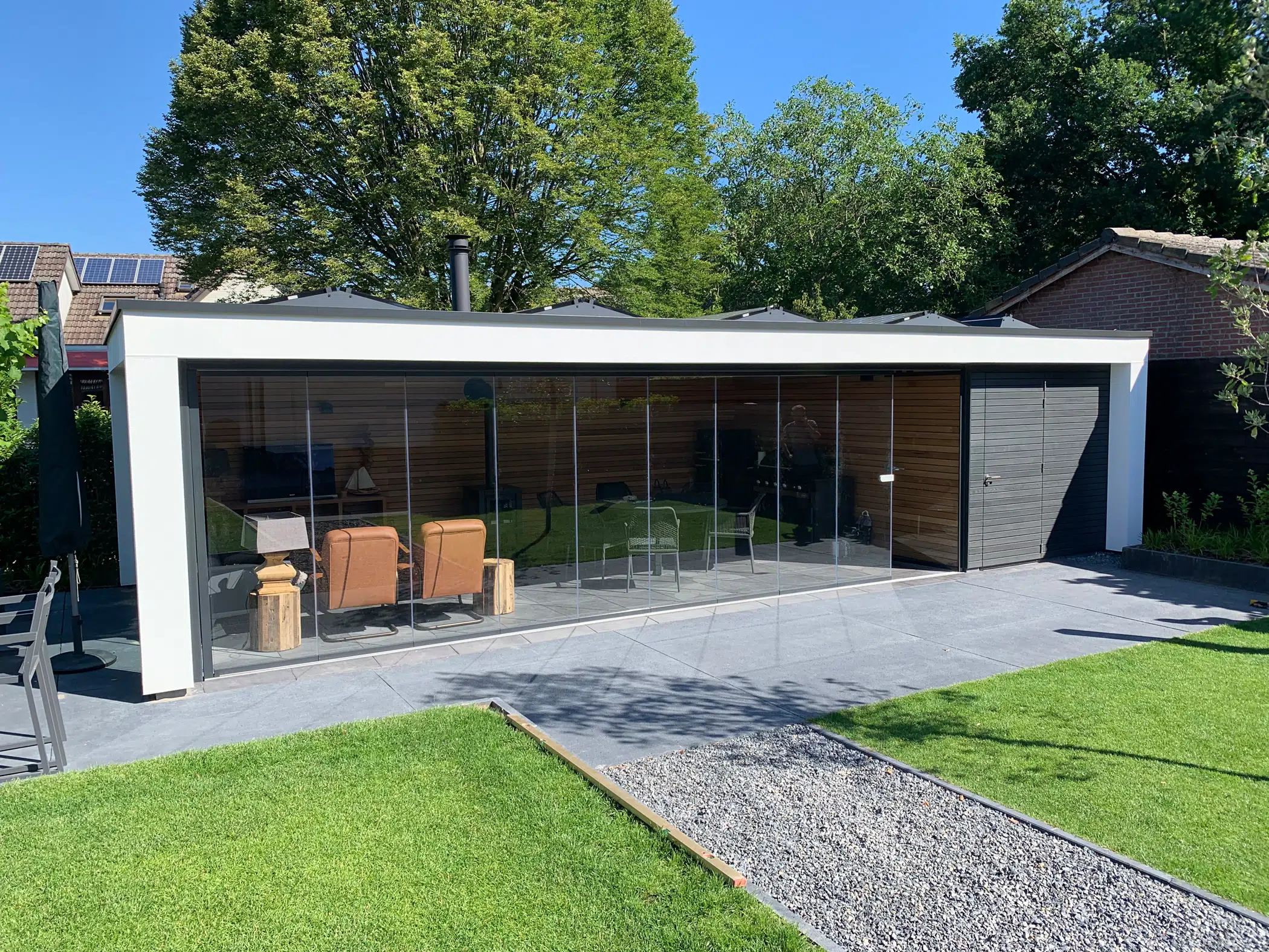 Referenz Gartenhaus mit Glas-Schiebe-Dreh Türen transparent