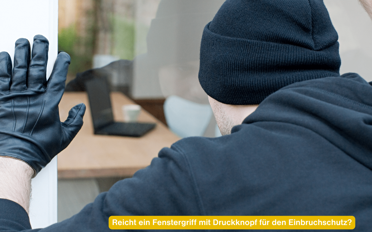 Reicht ein Fenstergriff mit Druckknopf für den Einbruchschutz? Einbrecher mit Handschuhen und Haube greift durchs Fenster