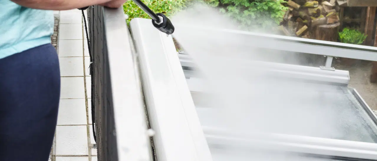 Terrassenüberdachung Erfahrungen zeigen, dass eine regelmäßige Pflege Schäden verhindert und die Lebensdauer verlängert.