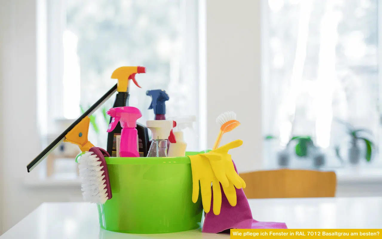 Reinigungsset mit Sprühflaschen und Handschuhen zeigt Pflegehinweise zu Wie pflege ich Fenster in RAL 7012 Basaltgrau am besten?