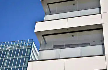 Robuste Balkonverglasung in einem Mehrparteienhaus in Österreich.