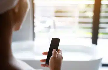 Fernbedienung für elektrische Fensterbeschattung im Einsatz – moderner Wohnkomfort im Fokus von Raffstore vs Rollladen.