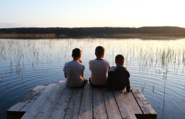 Ruhiger Moment am See mit drei Kindern auf dem Steg – perfekte Gelegenheit für Erholung am Zwickeltag am Freitag, 20.06.2025