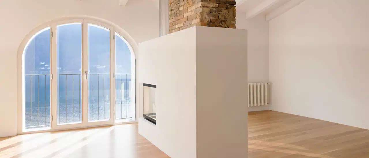 Moderne Rundbogentüre aus Kunststoff als Stulptüre und zwei Seitenteilen zeigt klare Linien und hochwertige Verarbeitung