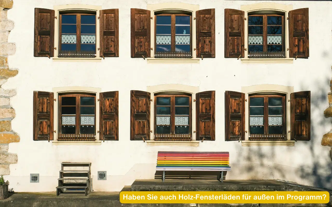 Rustikale Fassade zur Frage: Haben Sie auch Holz-Fensterläden für außen im Programm? Wir bieten Alu-Alternativen an.