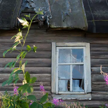 Altes, undichtes Fenster in Österreich, hoher Energieverlust – Sanierungsbonus Fenster nutzen.