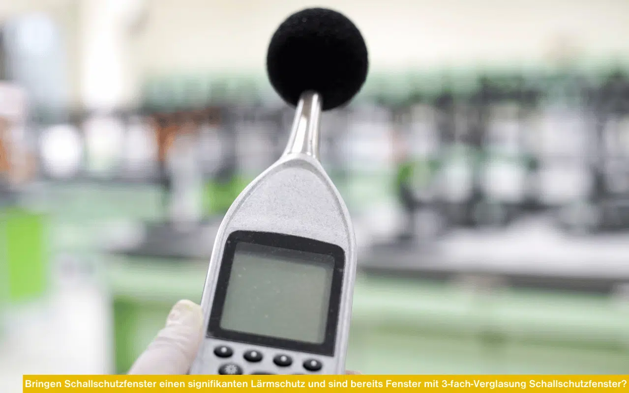 Ein Schallpegelmessgerät wird zur Überprüfung der Lärmdämmung vor einer unscharfen Werkstattkulisse gehalten.