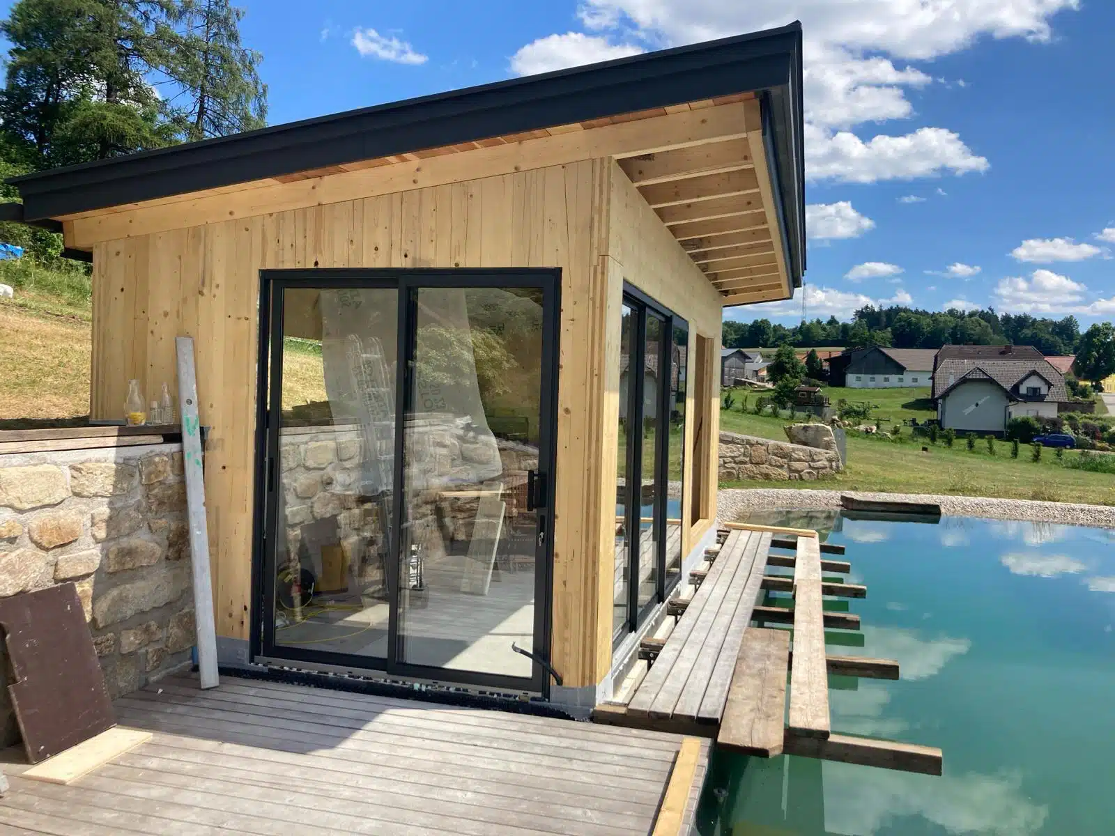 Schiebefenster mit Isolierglas für ein noch im Bau befindliches Gartenhaus