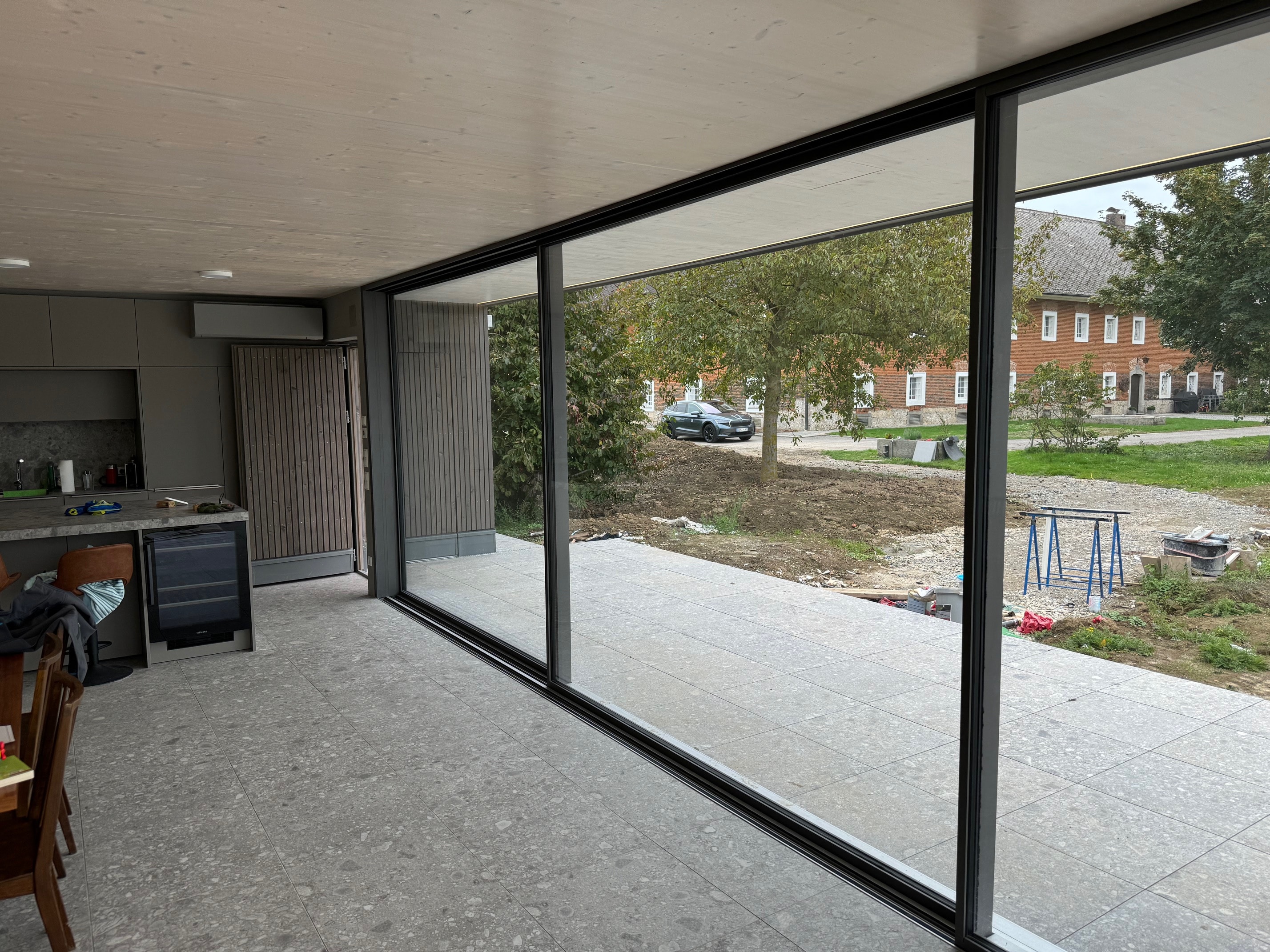 Schiebefenster mit schmalen Aluminiumprofilen und 3-fach Verglasung