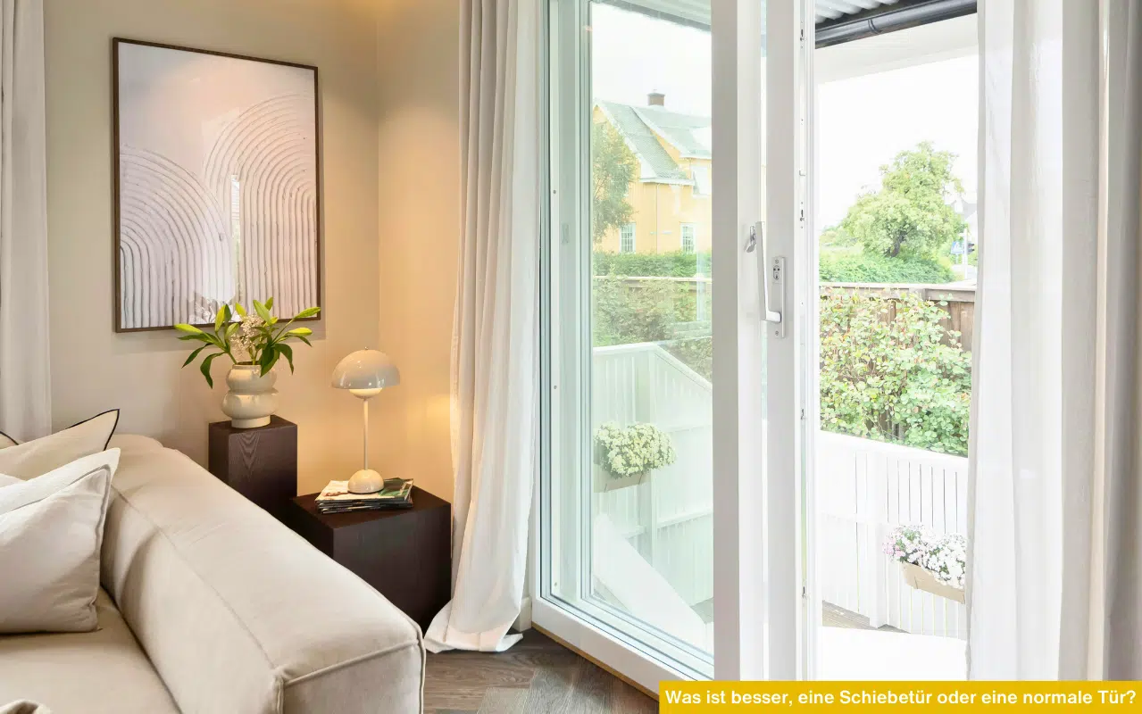 Helles Wohnzimmer mit weißer Schiebetür zum Balkon, einem beigen Sofa und moderner Dekoration.