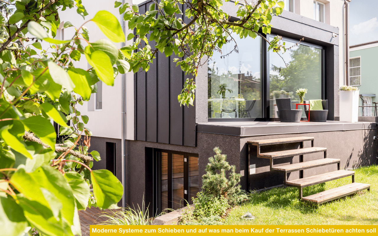 Moderne Schiebetüre in Holz/Alu für die Terrasse bietet optimalen Wetterschutz und eine angenehme Wohnatmosphäre innen.